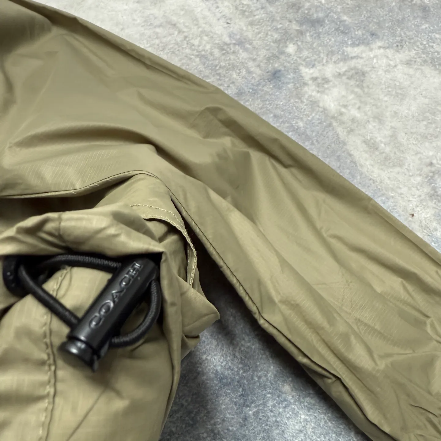 COACH solid color hooded lightweight outdoor men's jacket is a super lightweight sun protection jacket. The whole piece of clothing only weighs 3 grams. The upper body is as thin as a cicada's wings. The entire fabric is soft and has excellent skin fit. The upper body has a cool feeling, so even in the hot summer, it will not feel sticky or uncomfortable. The trading company ships the cabinets from the same fabric. There are only a few hundred pieces in this batch, so they are high quality. The fabric is a dark plaid fabric with a dark luster and texture. With a certain water-repellent design, it can well meet the needs of various scenes, whether commuting or outdoors. The zipper with Koujia letters is very smooth no matter how you pull it. The three-dimensional cut and split version makes the upper body very energetic, and the back is a separate version, which can better wick away sweat and ventilate. The Khaki color is casual Versatile, no matter how you wear it, you can't go wrong. The shopkeeper keeps the money for himself, no more misses. Absolutely good stuff! 🤗🤗🤗 Color: Khaki Size: M-XXL Size M: Length 69CM, bust 124CM, shoulder sleeves 79CM (reference weight: 115-135 catties) L size: length 71CM, bust 128CM, shoulder sleeves 81CM (reference weight: 135-150 catties) XL size: length 73CM, bust 132CM Shoulder sleeves 83CM (reference weight: 150-165 catties) XXL size: length 75CM, bust 136CM shoulder sleeves 85CM (reference weight: 165-180 catties)